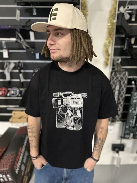 Tricou JMS Holding Camera