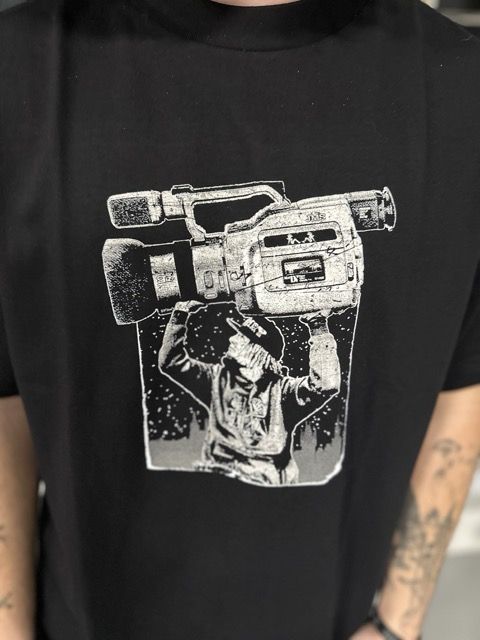 Tricou JMS Holding Camera